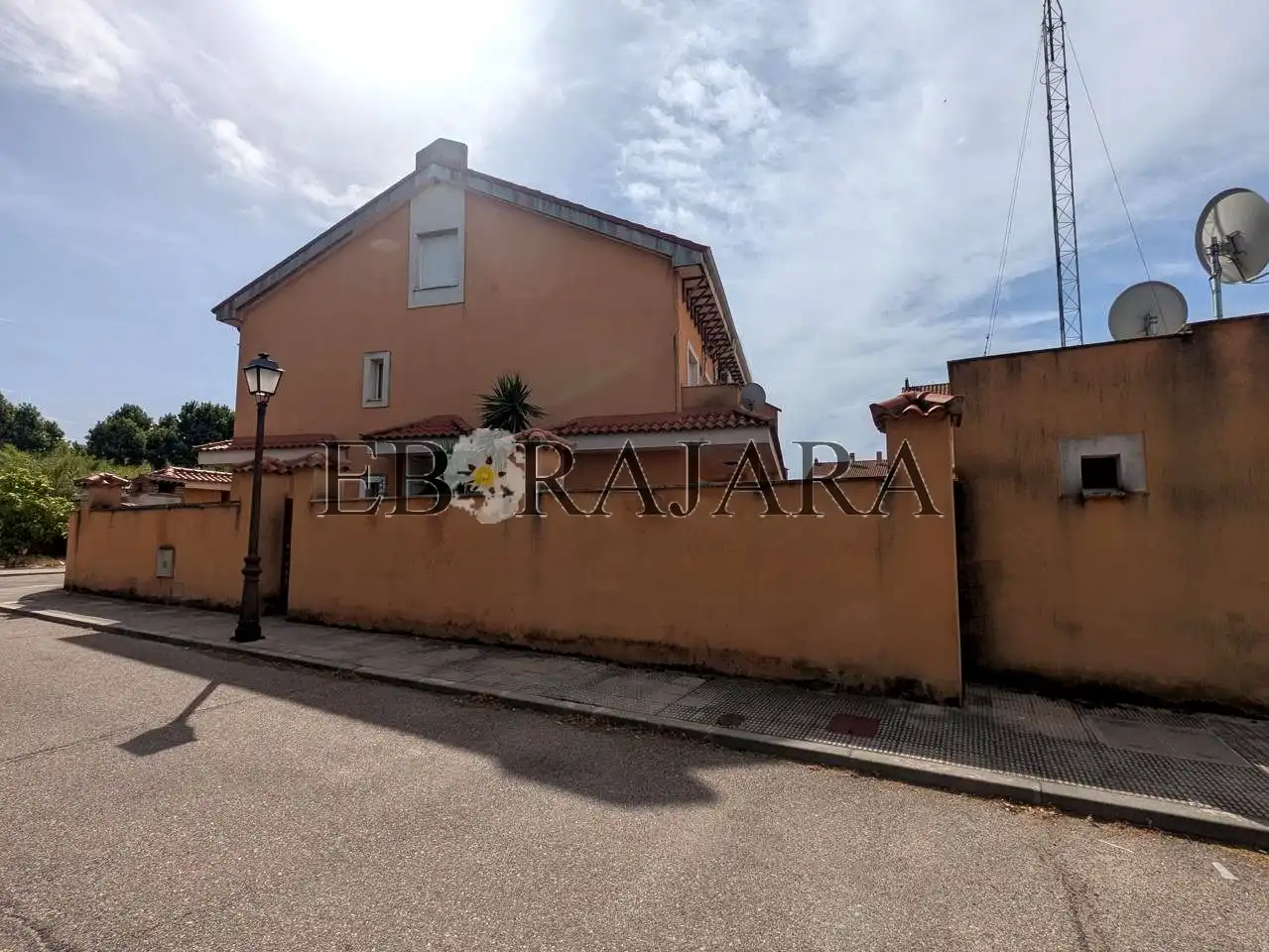 Vista exterior de Casa adosada en venda en Talavera de la Reina amb Jardí privat, Parquet i Terrassa