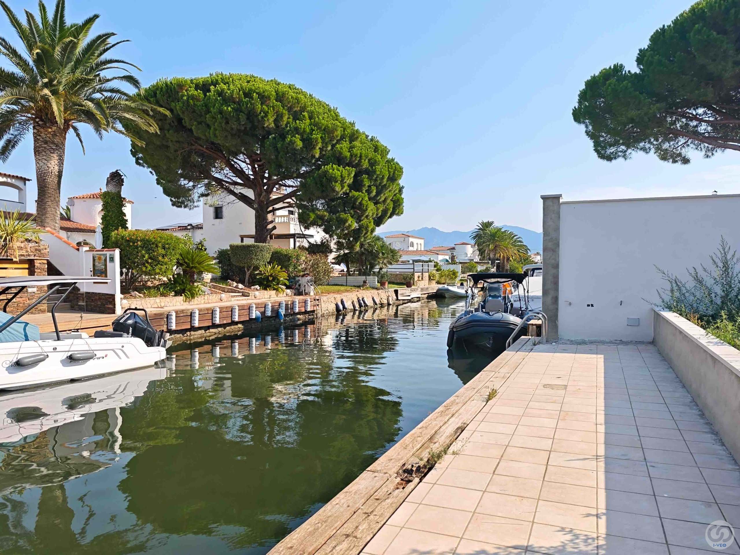Vista exterior de Casa o xalet en venda en Empuriabrava amb Aire condicionat, Calefacció i Terrassa