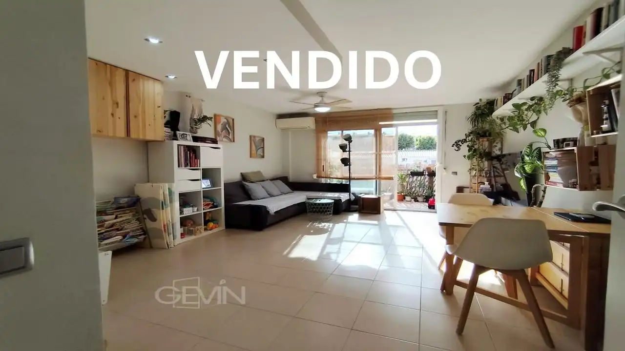 Sala d'estar de Pis en venda en Santa Perpètua de Mogoda amb Aire condicionat, Traster i Balcó