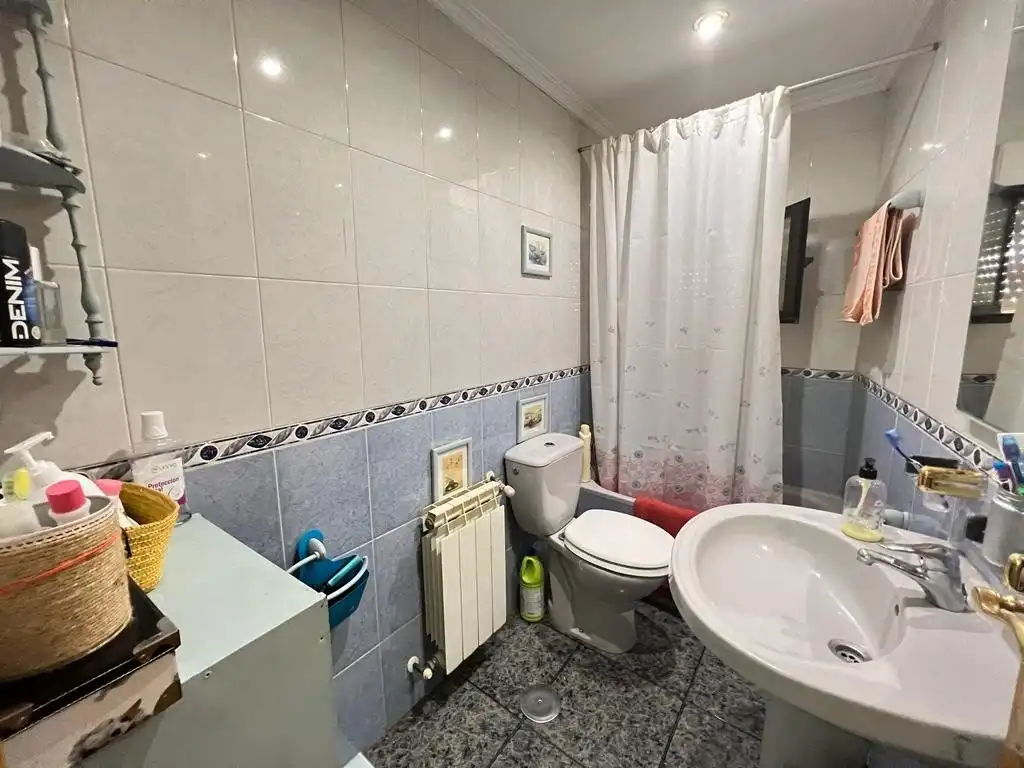 Baño de Finca rústica en venta en Puente de Domingo Flórez con Jardín privado, Amueblado y Balcón