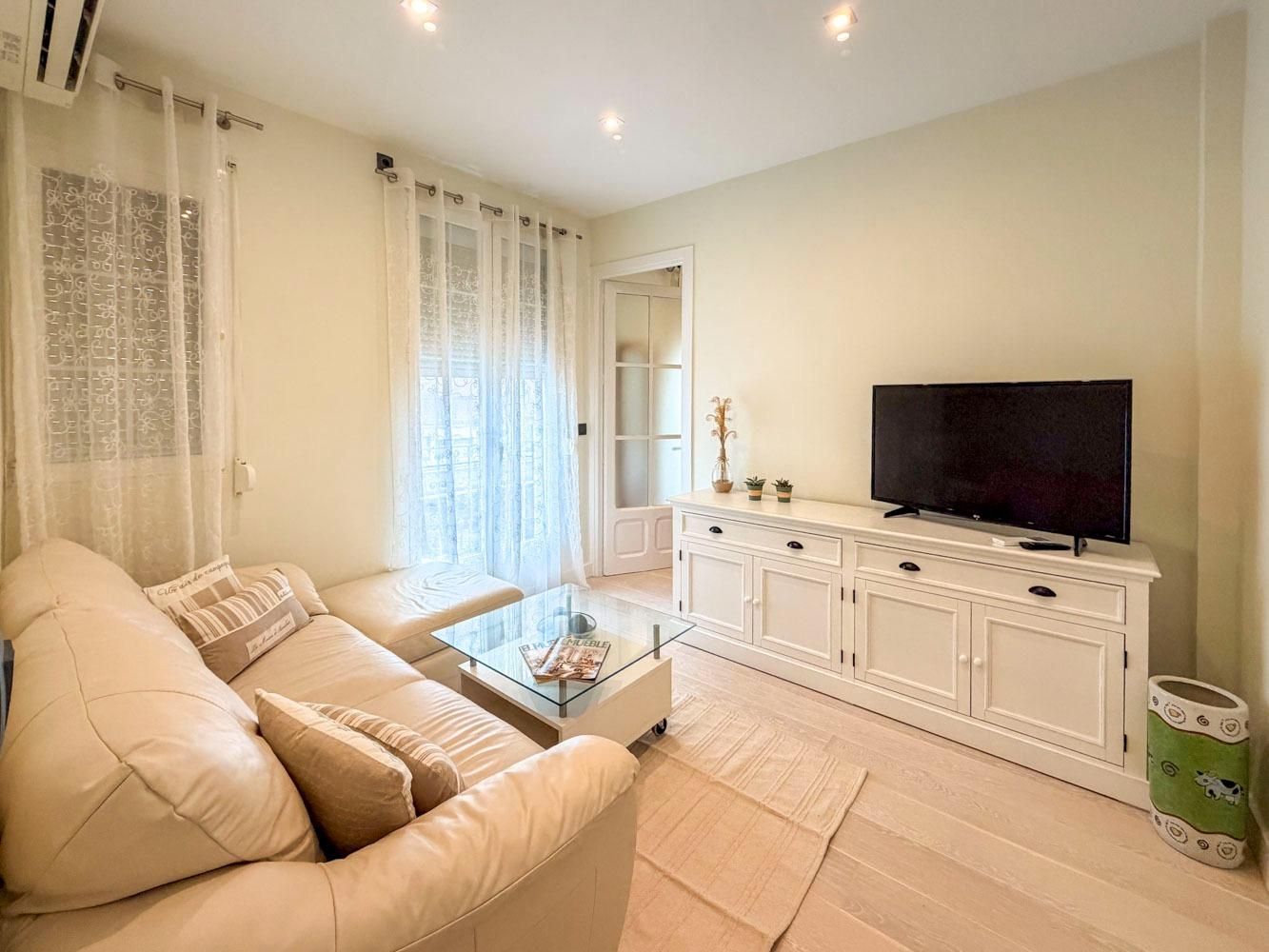 Bedroom of Flat to rent in  Madrid Capital  with Air Conditioner, Heating and Balcony