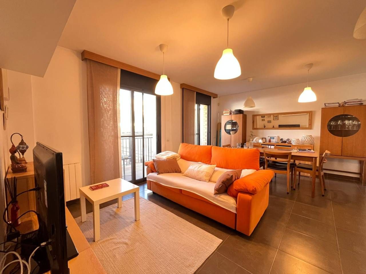 Sala d'estar de Casa adosada en venda en Vilanova i la Geltrú amb Jardí privat, Terrassa i Piscina