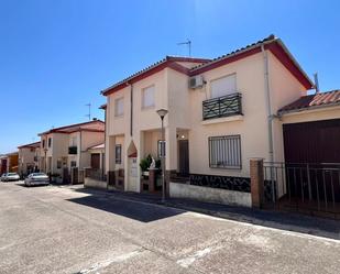 Vista exterior de Casa adosada en venda en El Puente del Arzobispo amb Aire condicionat