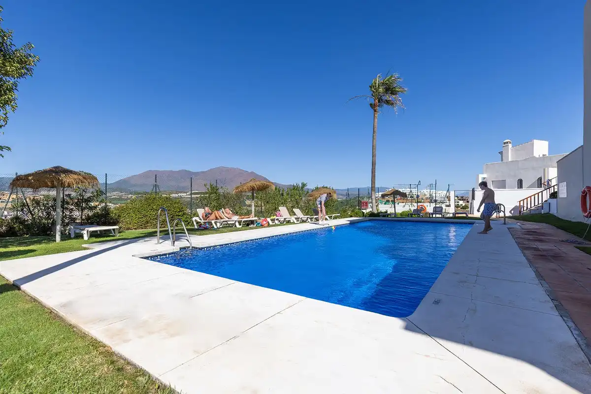 Piscina de Àtic en venda en Casares amb Aire condicionat, Terrassa i Moblat