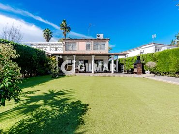 Casa aparellada amb piscina en venda a Gelves