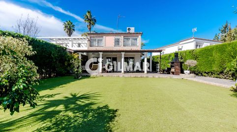 Se presenta este hermoso chalet en una de las zonas más exclusivas de Simón Verde. Completamente reformado. La parcela es de 462 m