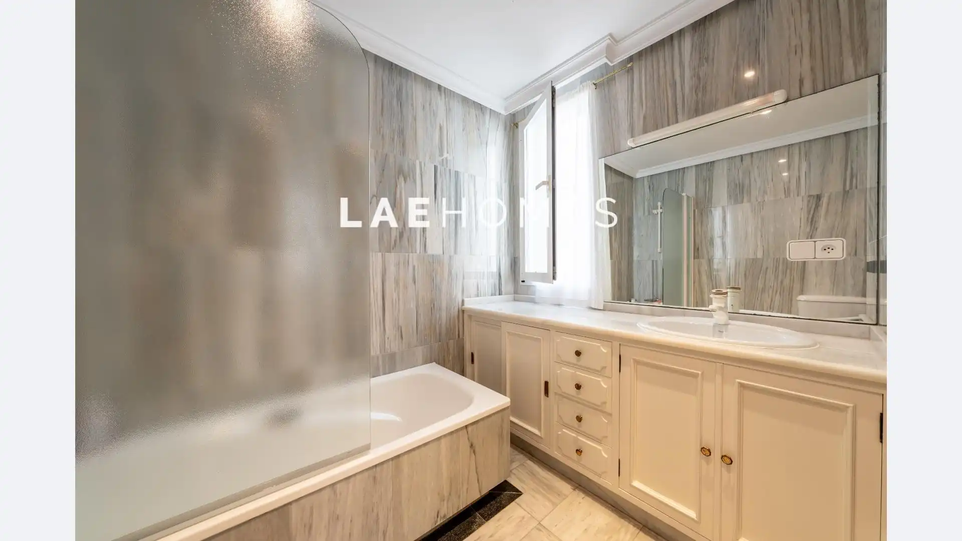 Bathroom of Apartments for sale in Marbella  with Air Conditioner, Heating and Terrace