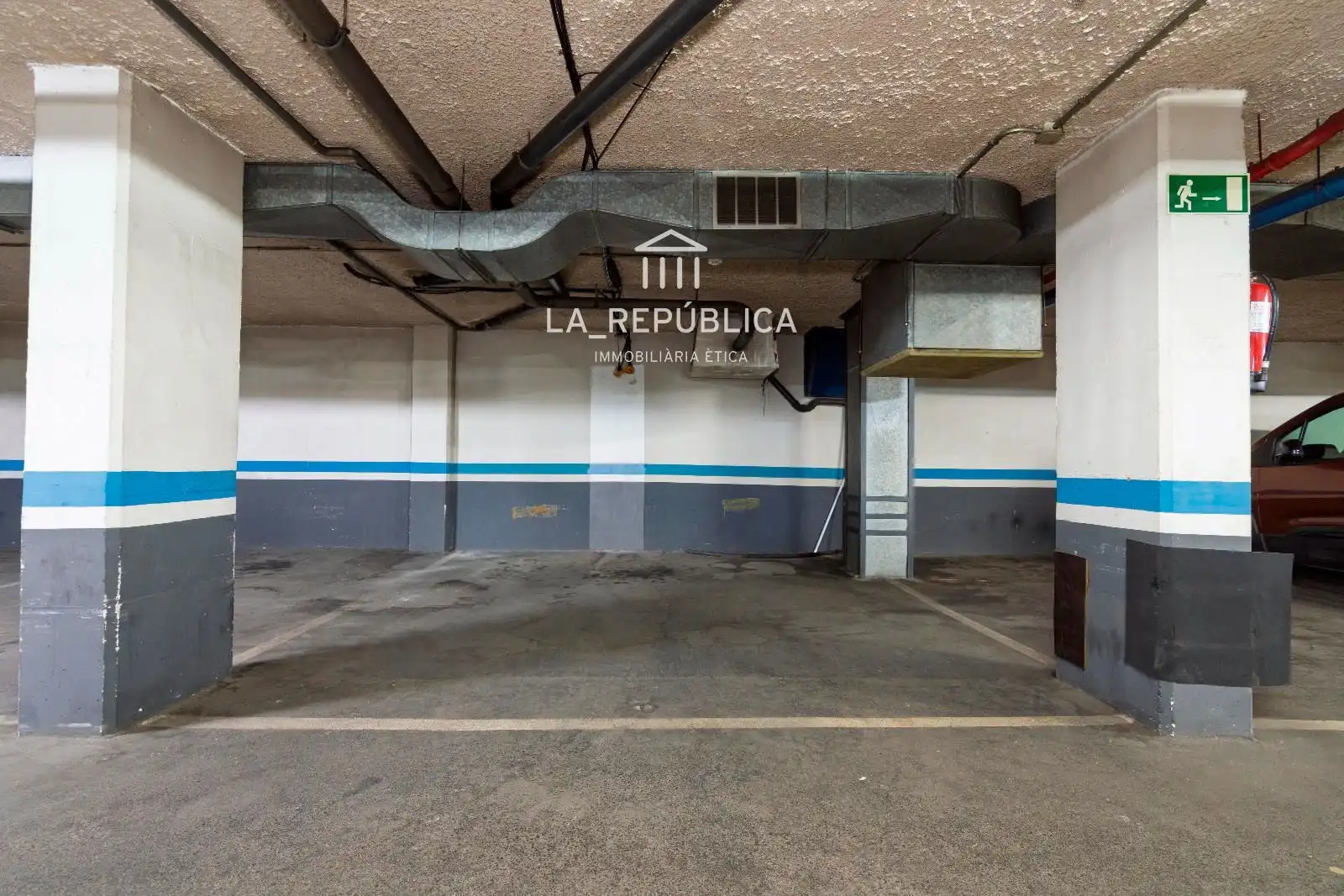 Parking de Piso en venta en Barcelona con Calefacción, Terraza y Horno