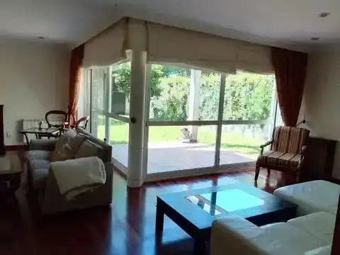 Sala d'estar de Casa adosada en venda en Santiago de Compostela  amb Piscina i Balcó