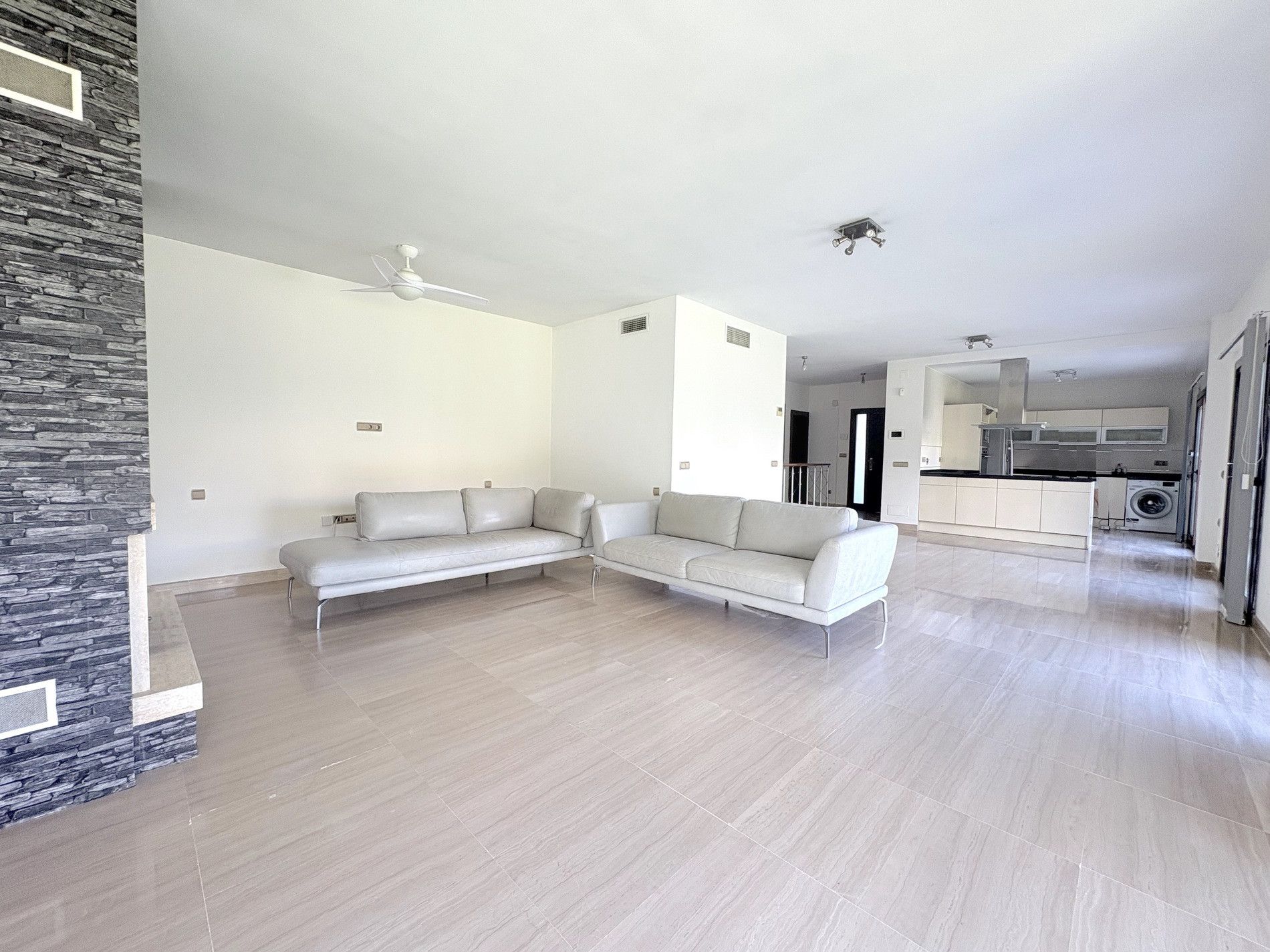Sala d'estar de Casa o xalet de lloguer en Mijas amb Aire condicionat, Jardí privat i Terrassa