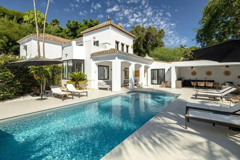 Casa amb piscina en venda a Benahavís pueblo