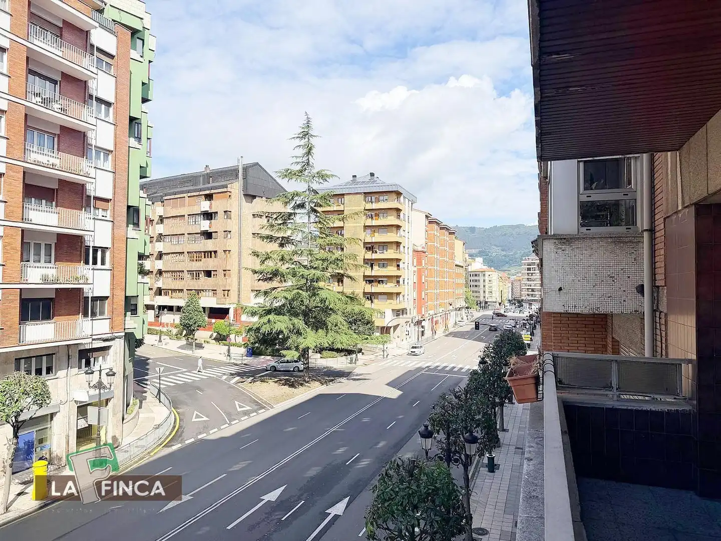 Vista exterior de Piso en venta en Oviedo  con Calefacción, Parquet y Terraza