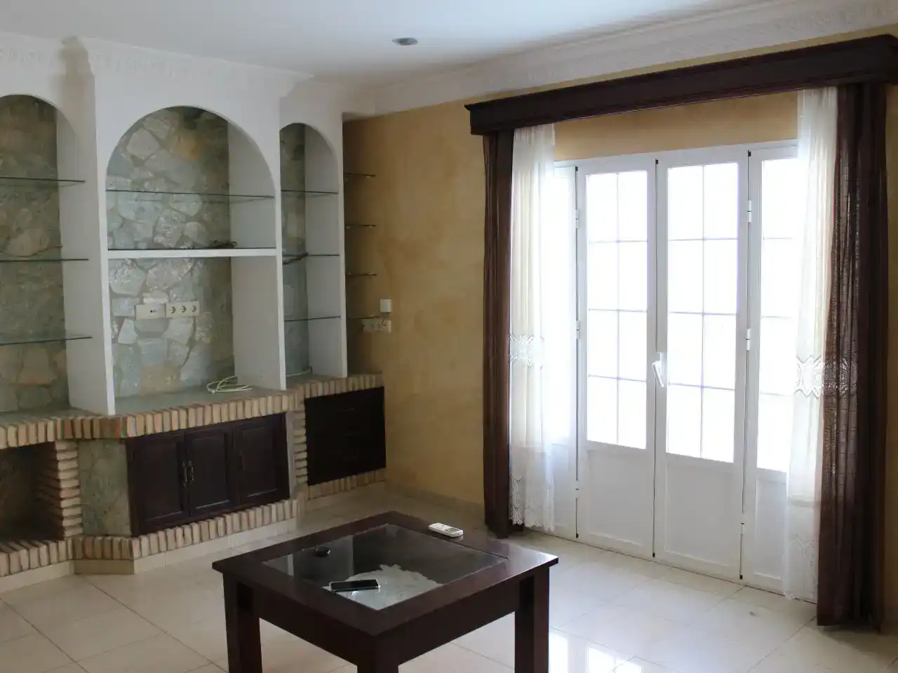 Sala d'estar de Casa adosada en venda en Trebujena amb Aire condicionat i Balcó