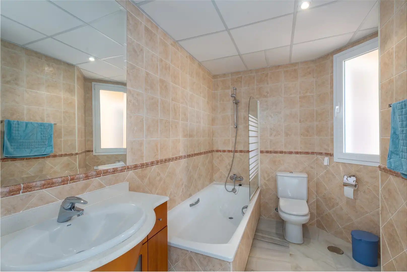 Baño de Casa adosada en venta en Benahavís con Aire acondicionado, Terraza y Piscina