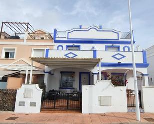 Vista exterior de Casa adosada en venda en Pulpí amb Aire condicionat, Terrassa i Piscina comunitària