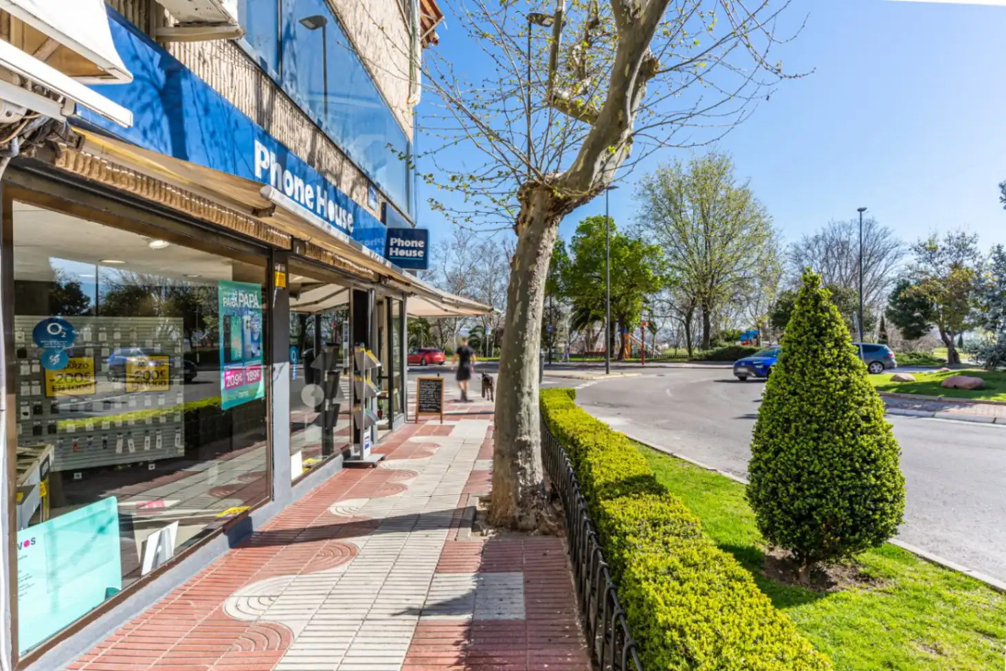Vista exterior de Local en venda en San Sebastián de los Reyes amb Aire condicionat