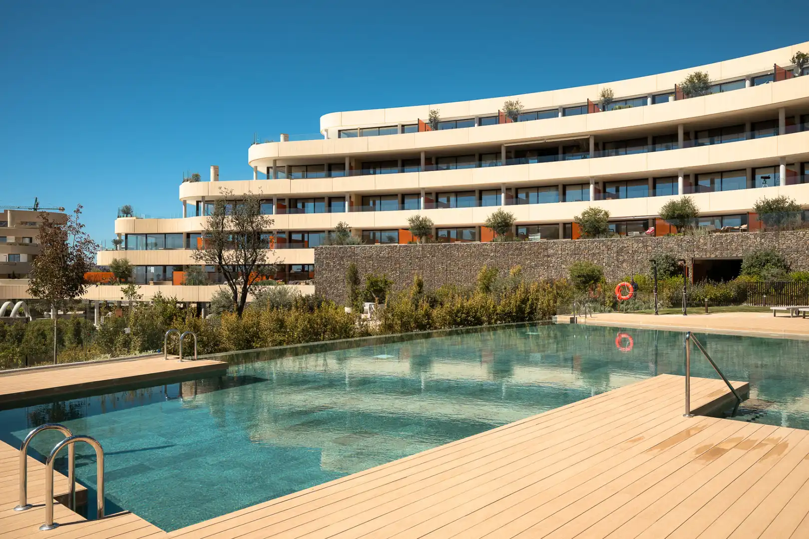 Schwimmbecken von Wohnungen zum Verkauf in Fuengirola mit Klimaanlage, Terrasse und Schwimmbad