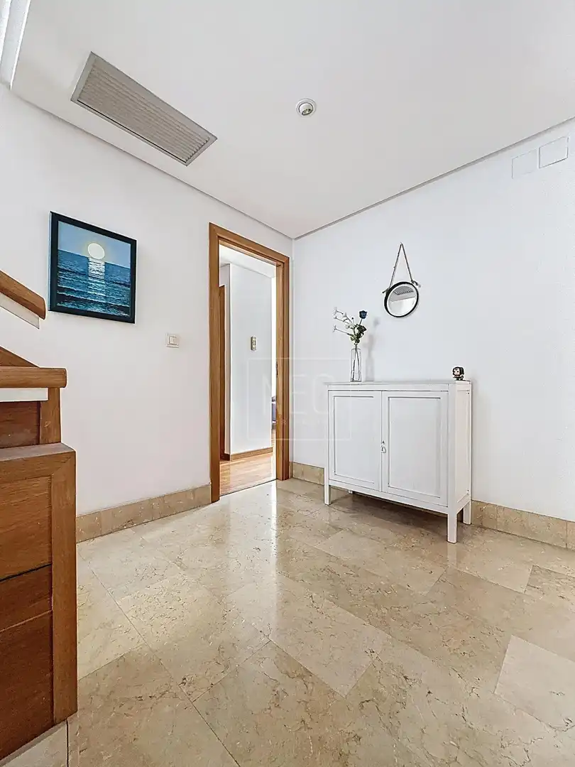 Einfamilien-Reihenhaus zum Verkauf in Granada mit Klimaanlage, Privatgarten und Terrasse