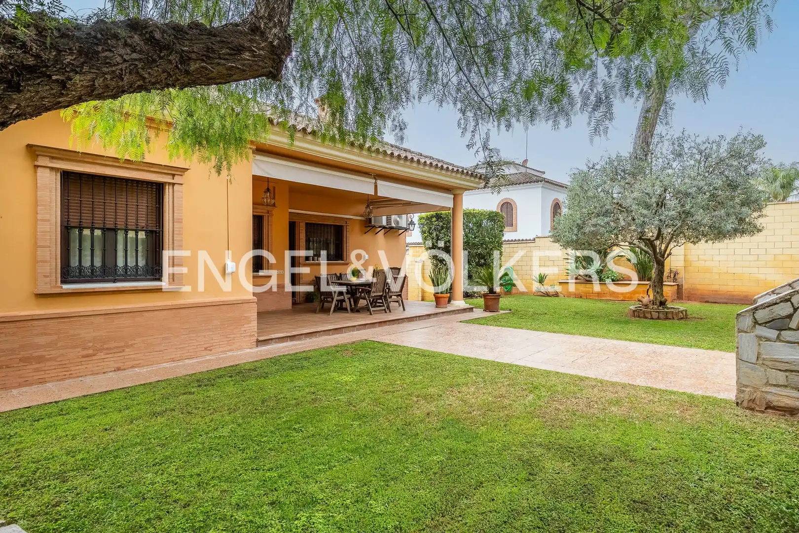 Vista exterior de Casa o xalet en venda en Alcalá de Guadaira amb Aire condicionat, Calefacció i Jardí privat