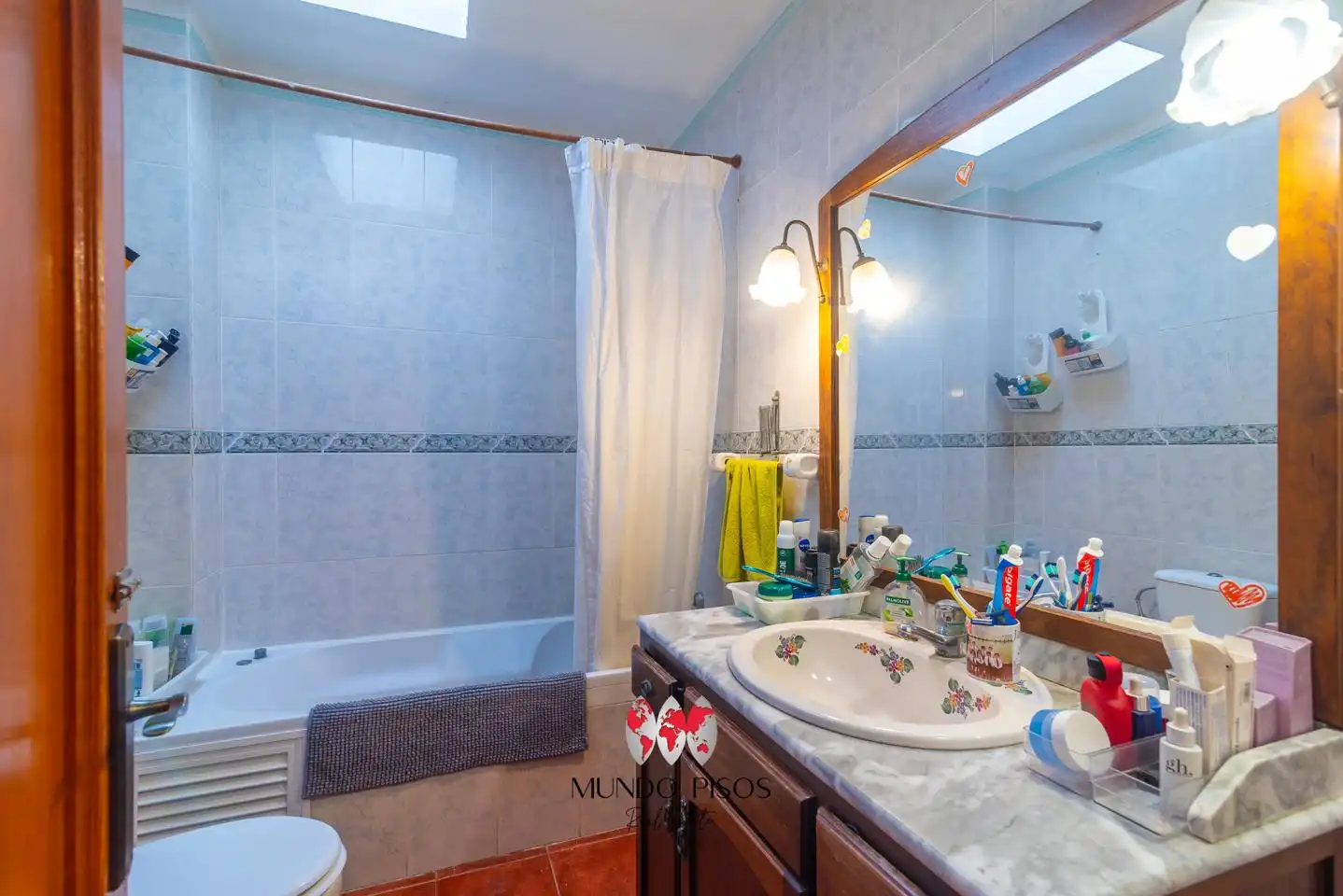 Badezimmer von Einfamilien-Reihenhaus zum Verkauf in Consell mit Klimaanlage, Heizung und Privatgarten