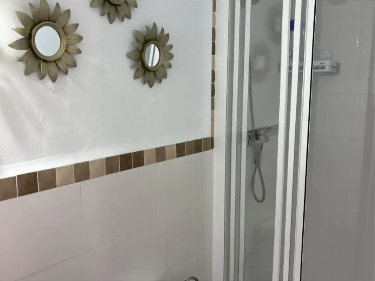 Badezimmer von Dachboden zur Miete in Zahara de los Atunes mit Klimaanlage, Schwimmbad und Balkon