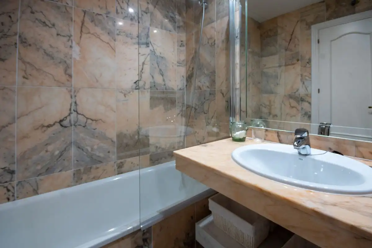 Baño de Piso de alquiler en Marbella con Aire acondicionado, Calefacción y Amueblado