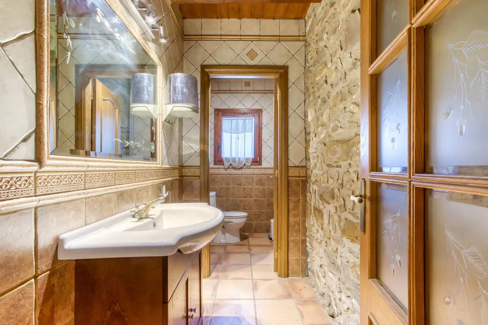 Badezimmer von Country house zum Verkauf in Sant Joan Les Fonts mit Klimaanlage, Heizung und Privatgarten