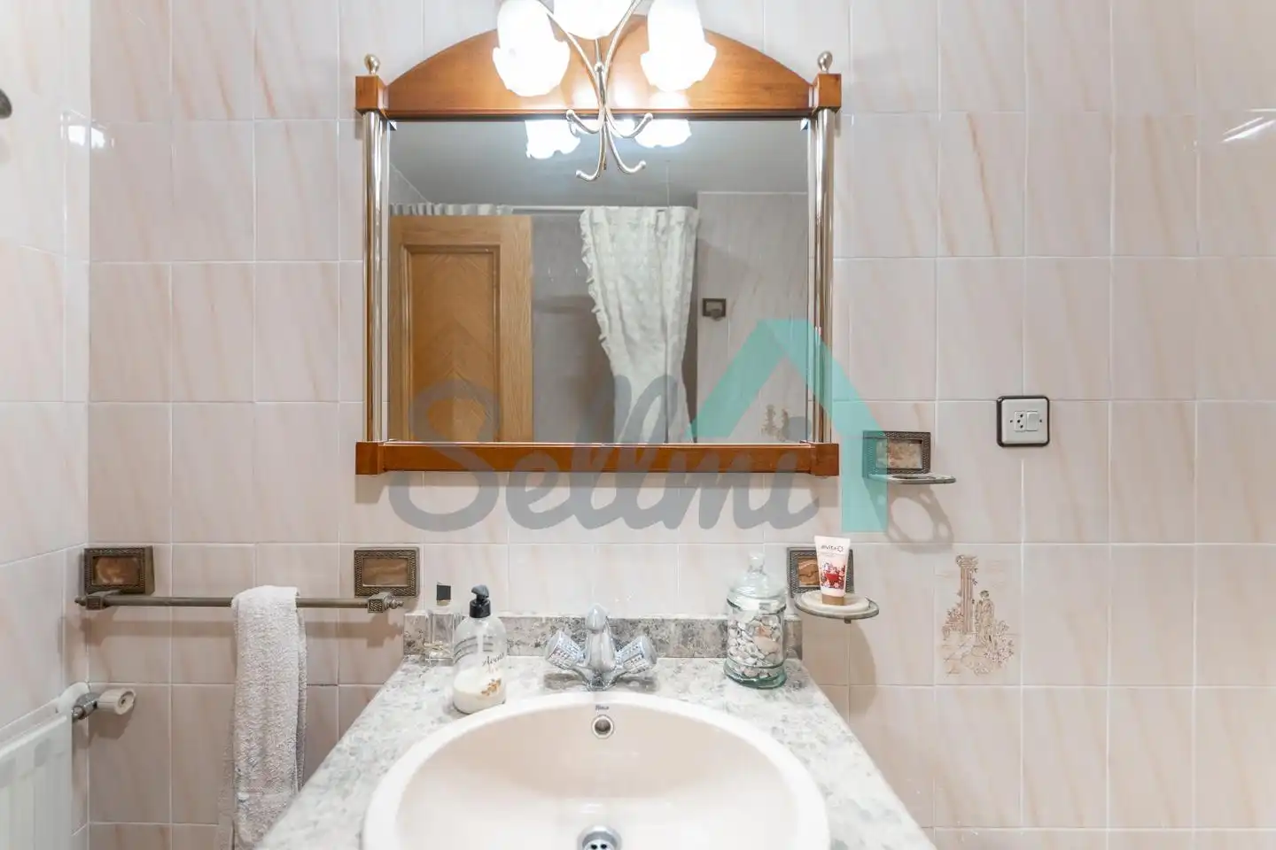 Baño de Piso de alquiler en Oviedo  con Calefacción, Parquet y Terraza
