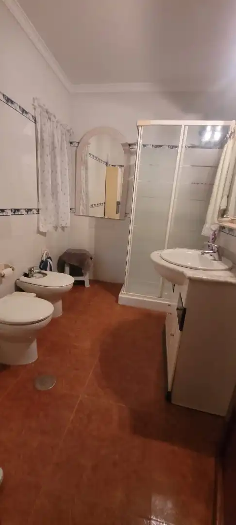 Bany de Casa o xalet en venda en Algeciras amb Aire condicionat, Jardí privat i Terrassa