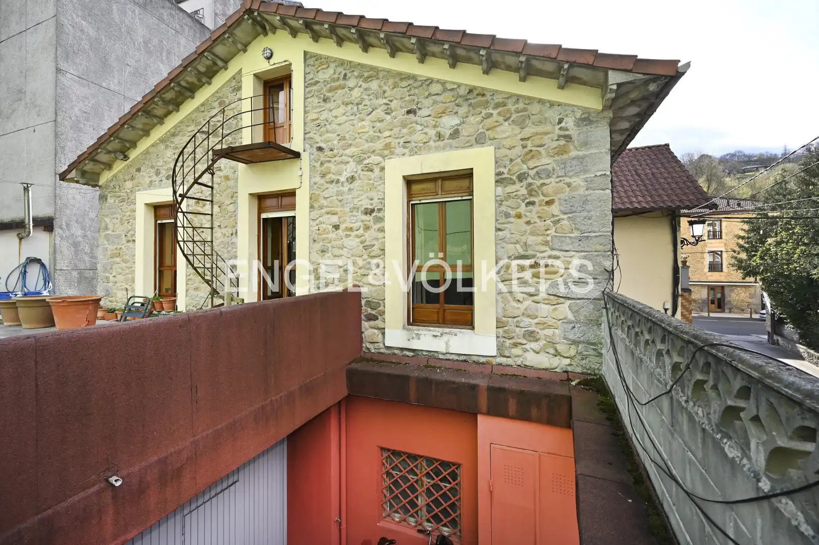 Vista exterior de Casa o chalet en venta en Corvera de Toranzo con Calefacción, Terraza y Balcón