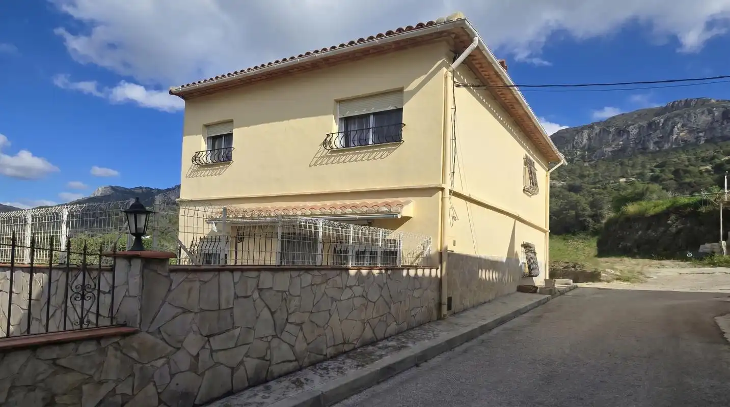 Vista exterior de Casa o xalet en venda en La Vall de Gallinera amb Aire condicionat, Calefacció i Terrassa