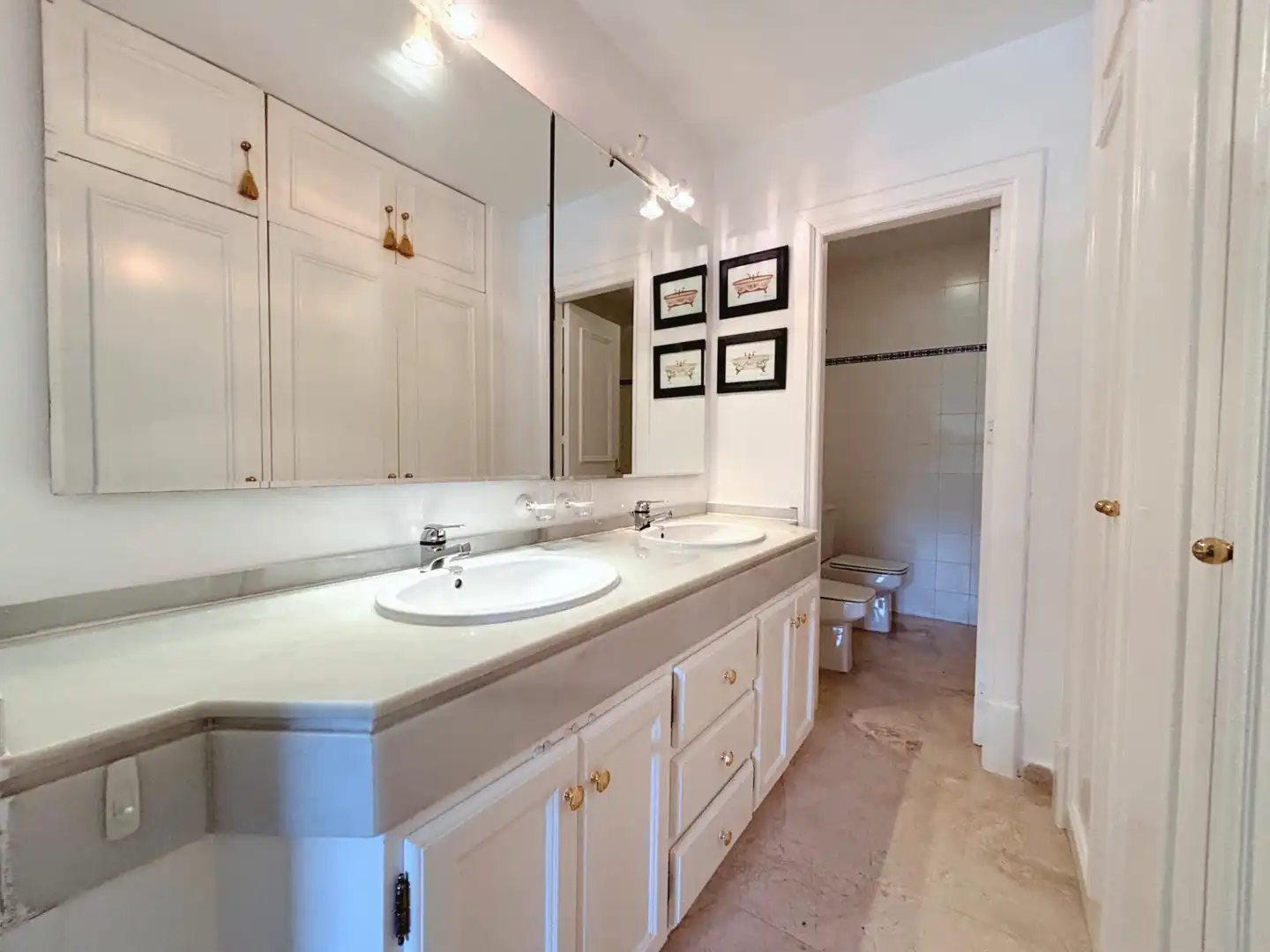 Bathroom of Flat for sale in Marbella  with Air Conditioner, Private garden and Terrace