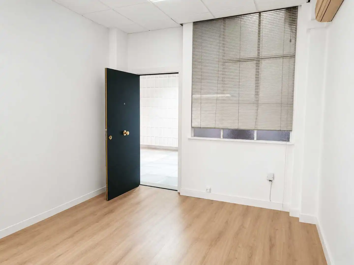 Office space with lift to rent in Calle Lealtad, imagen 7