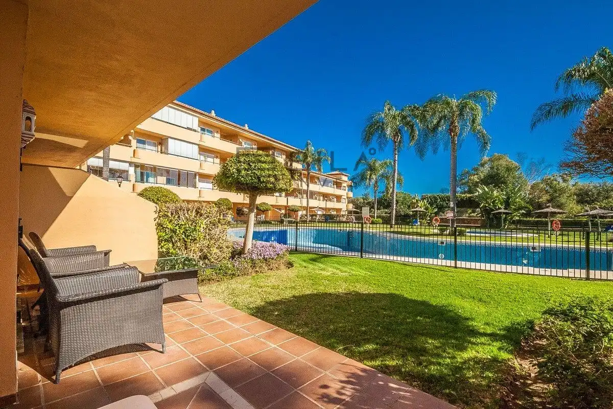 Vista exterior de Pis en venda en Marbella amb Aire condicionat, Terrassa i Piscina