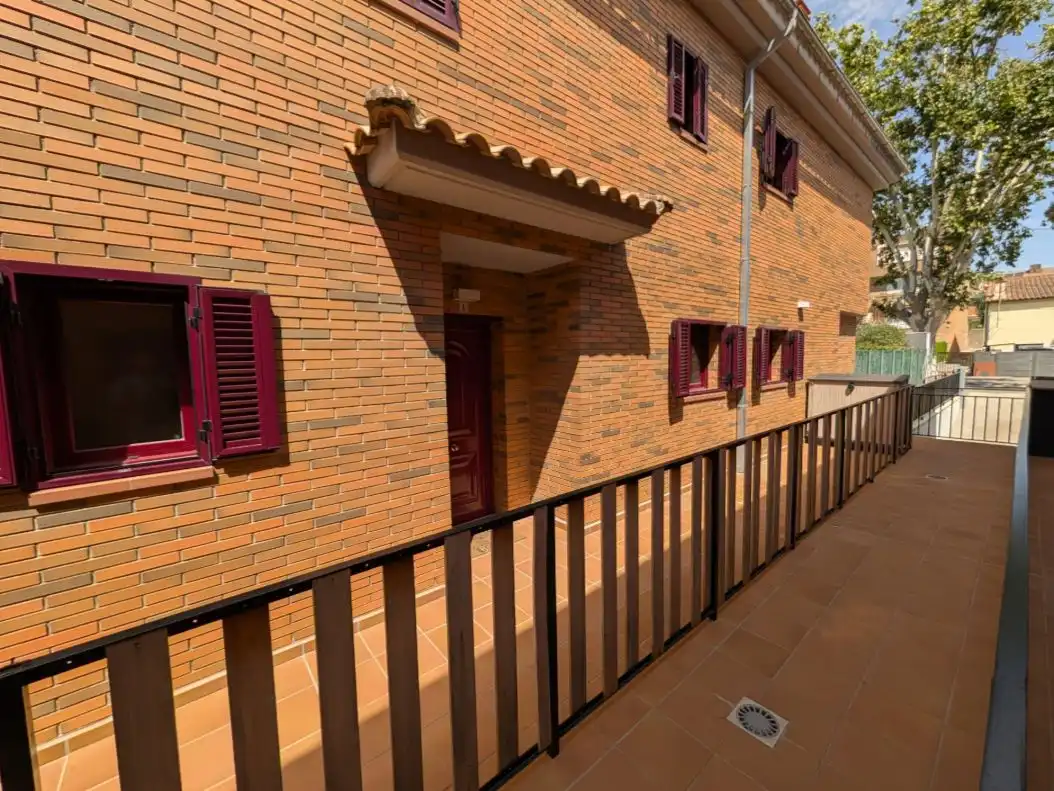 Vista exterior de Casa o xalet en venda en Begues amb Aire condicionat, Terrassa i Balcó