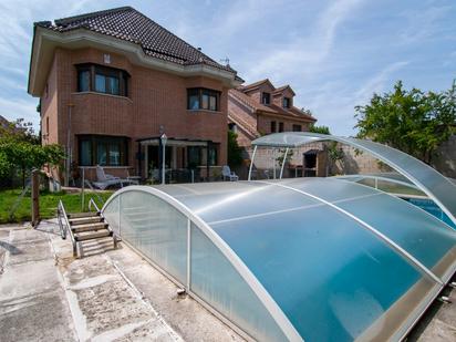 Swimming pool of House or chalet for sale in Pozuelo de Alarcón  with Air Conditioner, Terrace and Swimming Pool