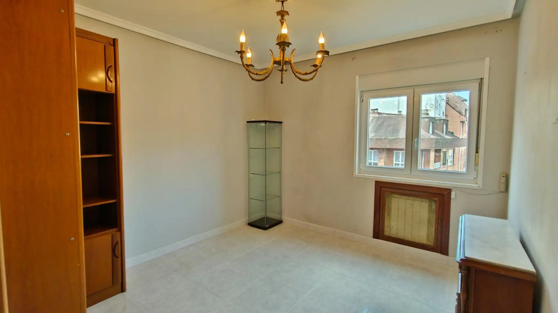 Comedor de Piso en venta en Oviedo  con Calefacción y Amueblado