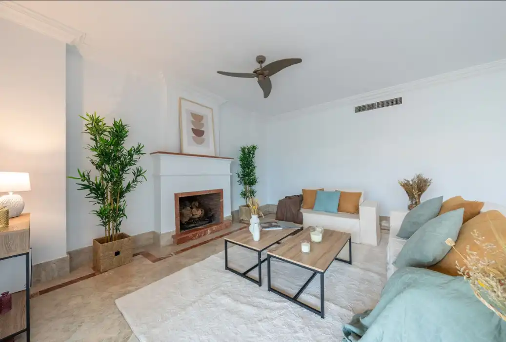 Sala d'estar de Casa adosada en venda en Marbella amb Aire condicionat, Jardí privat i Terrassa