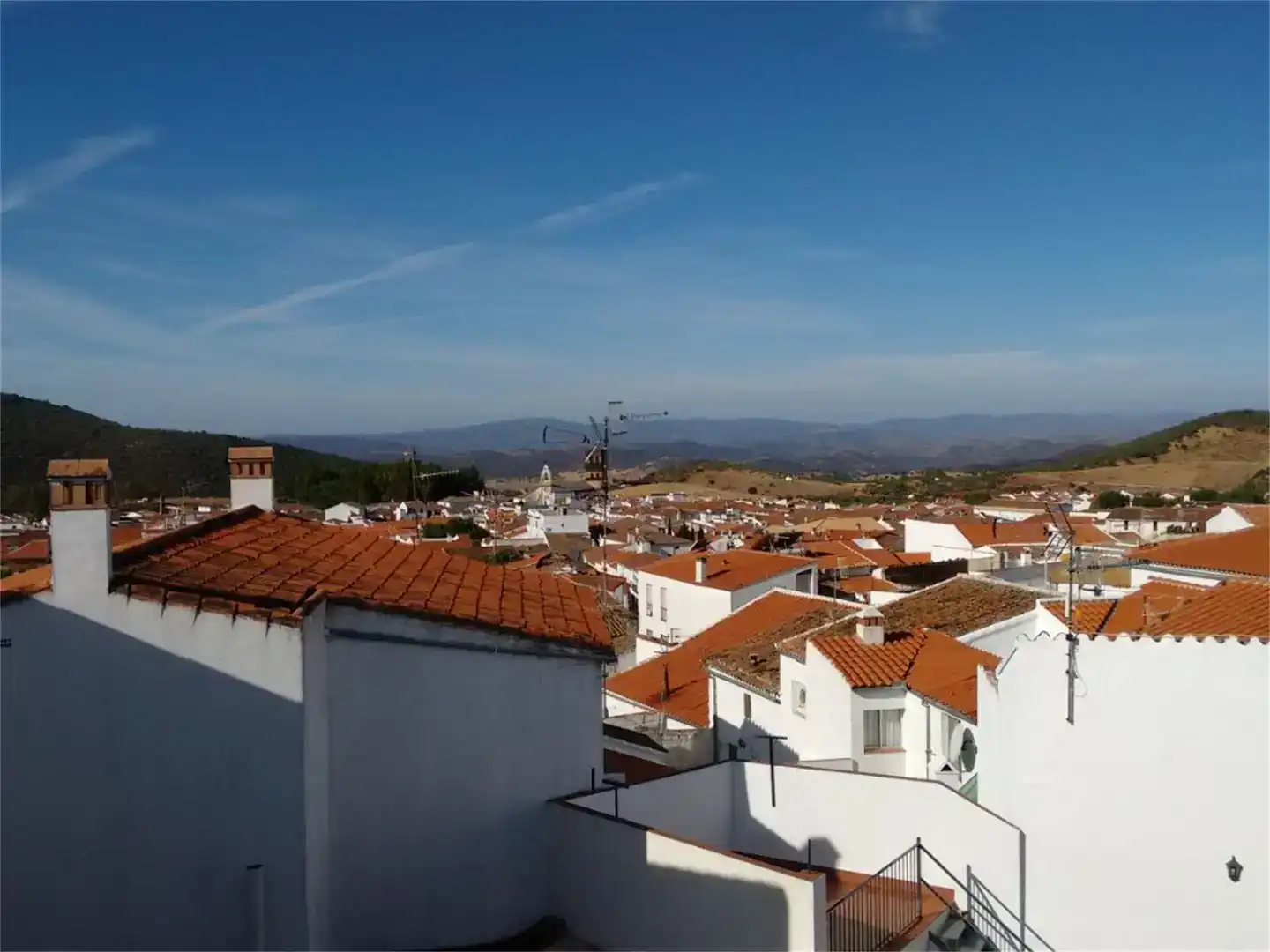 Vista exterior de Casa adosada en venda en Guadalcanal amb Moblat i Balcó