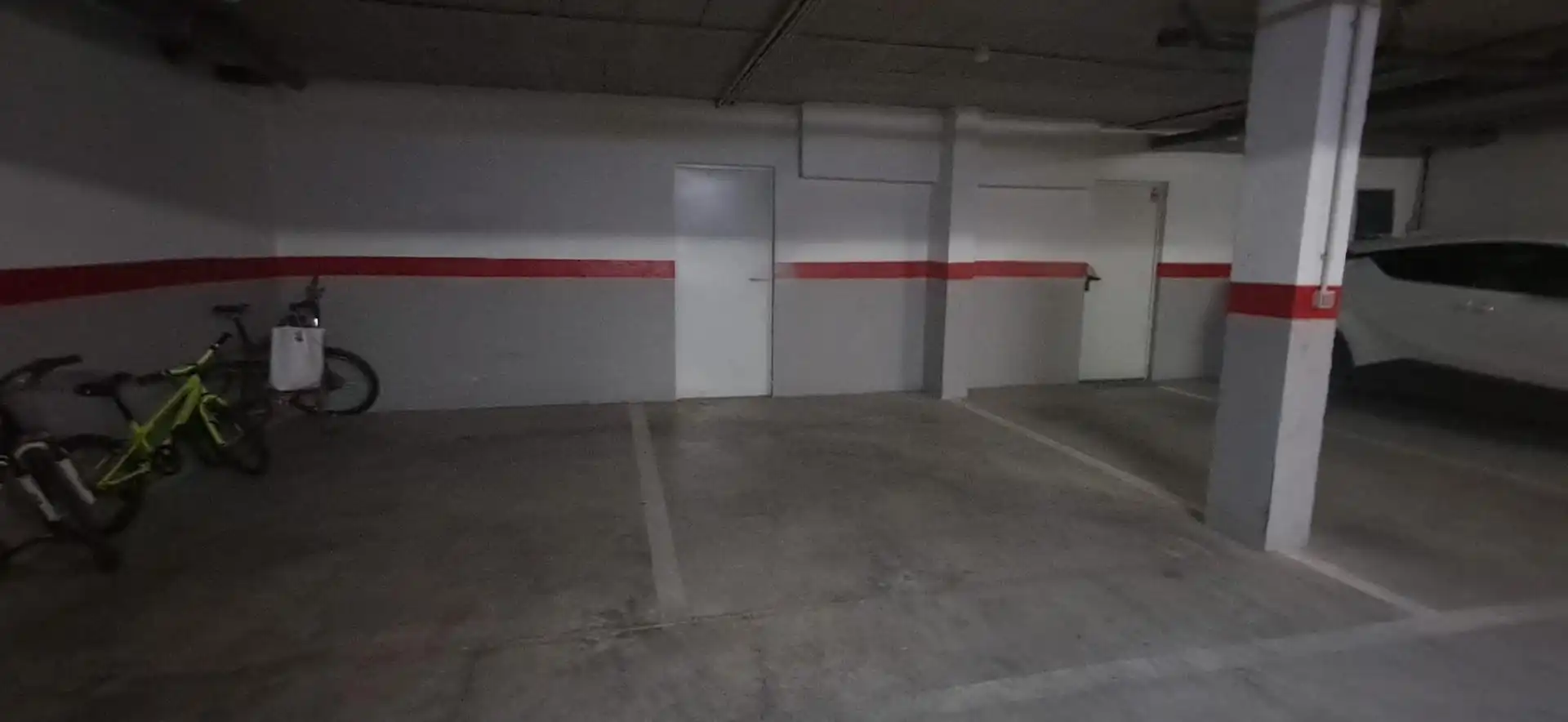 Parkplatz von Einfamilien-Reihenhaus zum Verkauf in Utrera mit Klimaanlage und Abstellraum