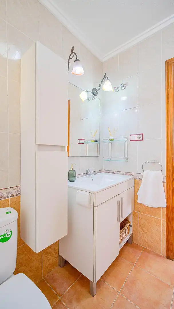 Baño de Casa adosada en venta en Orihuela con Aire acondicionado, Calefacción y Jardín privado