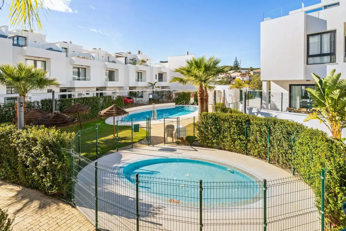 Außenansicht von Einfamilien-Reihenhaus zum Verkauf in Fuengirola mit Klimaanlage, Heizung und Terrasse