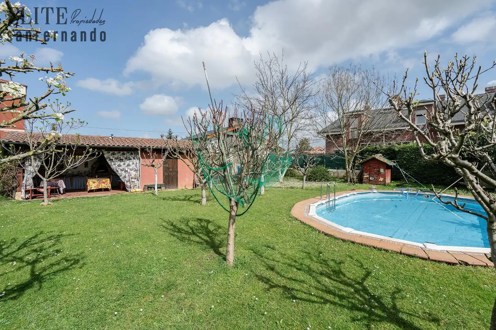 Piscina de Casa o xalet en venda en Torrelavega  amb Calefacció, Jardí privat i Parquet