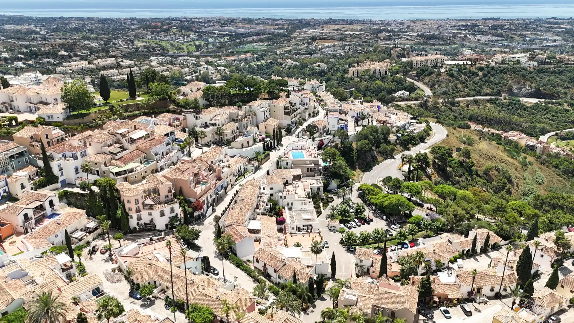 Vista exterior de Casa adosada en venda en Benahavís amb Calefacció, Terrassa i Piscina comunitària