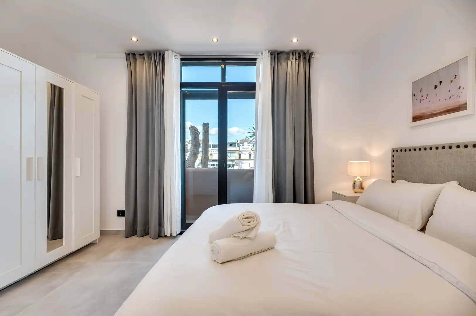 Dormitori de Apartament en venda en Estepona amb Aire condicionat, Terrassa i Piscina