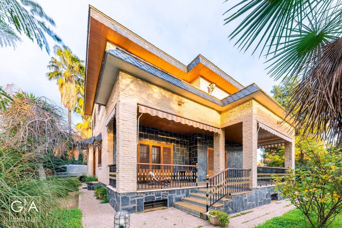 Vista exterior de Casa o xalet en venda en Elda amb Aire condicionat i Jardí privat