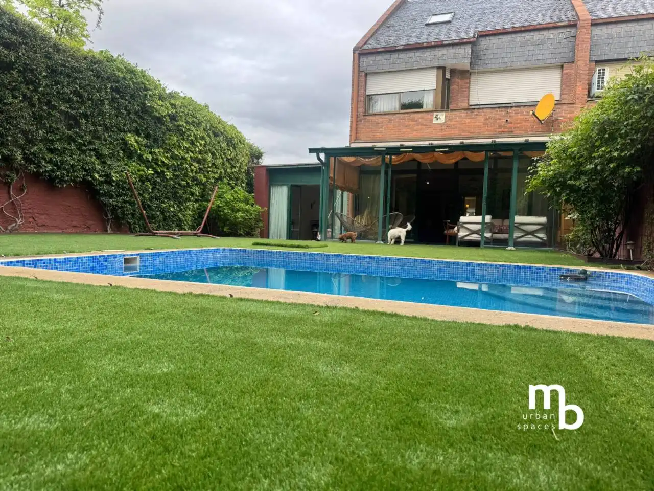 Piscina de Casa adosada en venta en Pozuelo de Alarcón con Aire acondicionado, Calefacción y Jardín privado