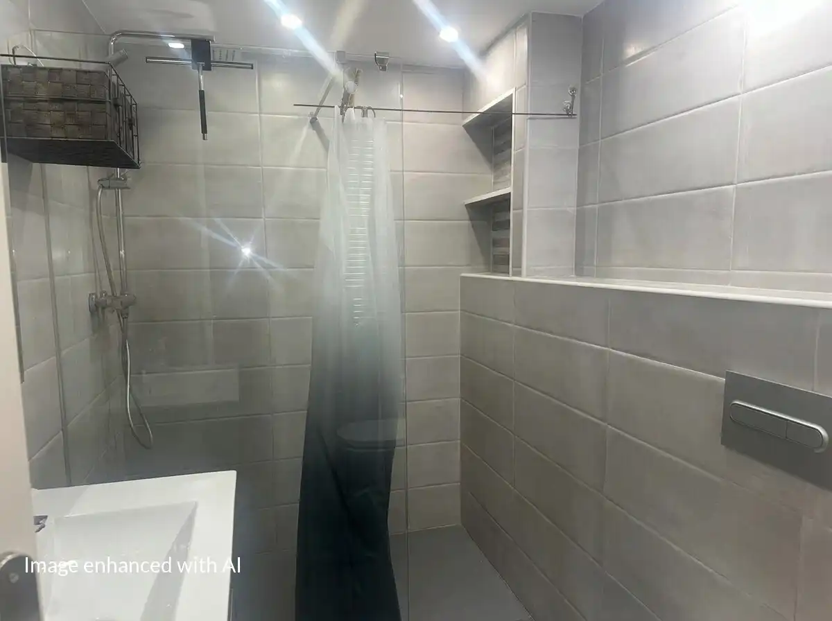 Bathroom of Flat for sale in Girona  with Air Conditioner, Heating and Parquet flooring