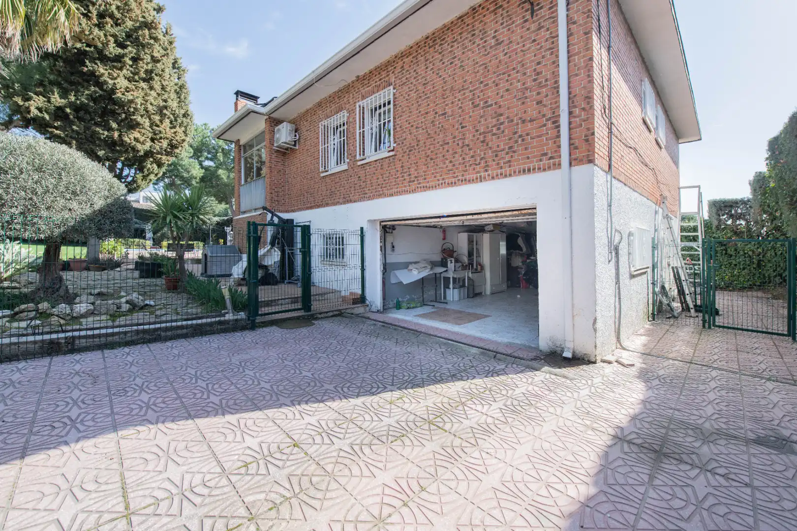 Vista exterior de Casa o xalet en venda en Boadilla del Monte amb Aire condicionat, Calefacció i Jardí privat