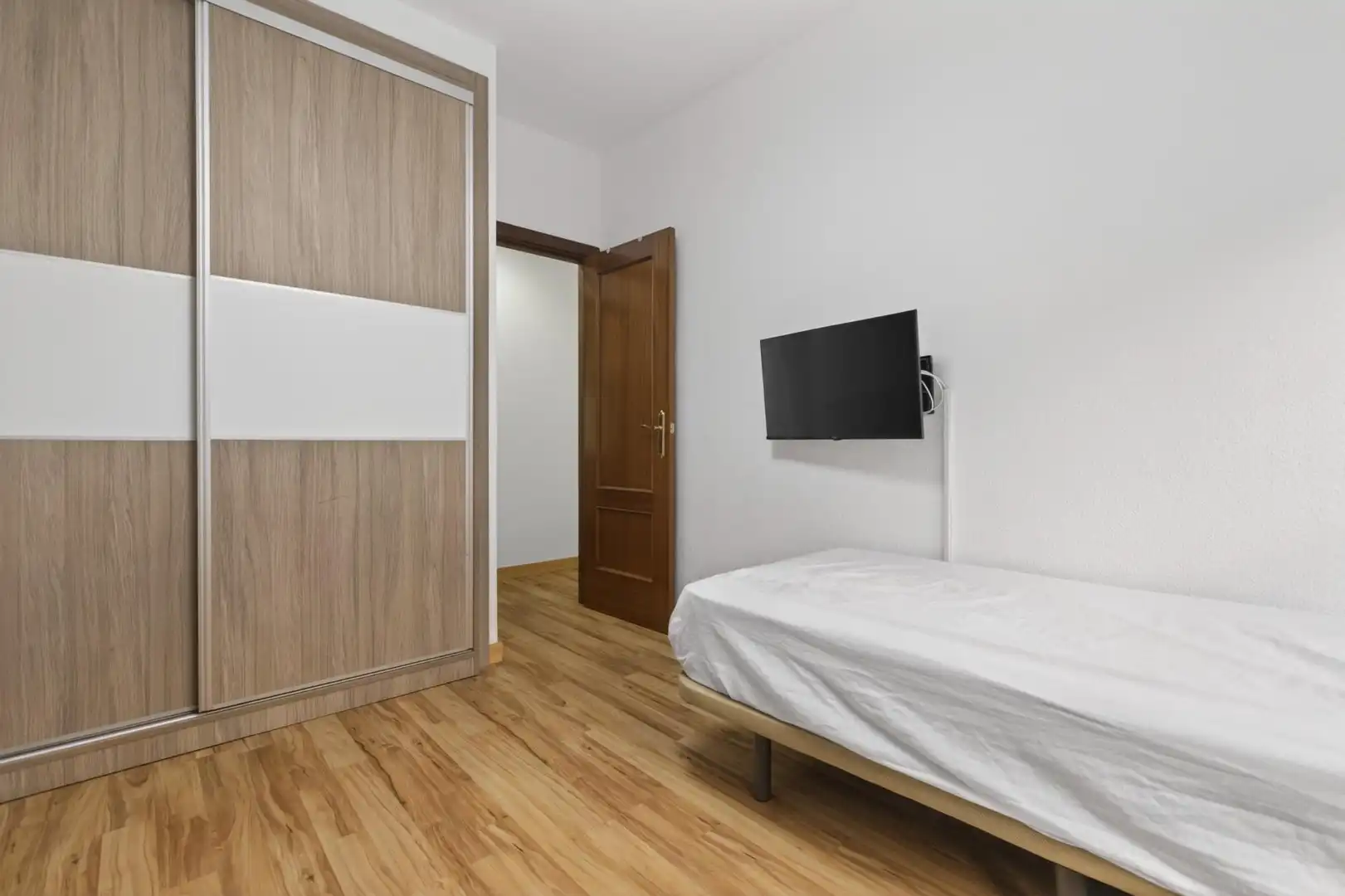 Habitación de Piso en venta en Sevilla con Aire acondicionado, Terraza y Piscina comunitaria